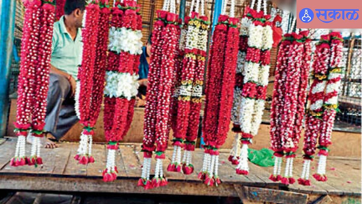 Flower Garland Price Hike Lightens Devotees' Pockets Sellers Cash In During Ganeshotsav nagpur